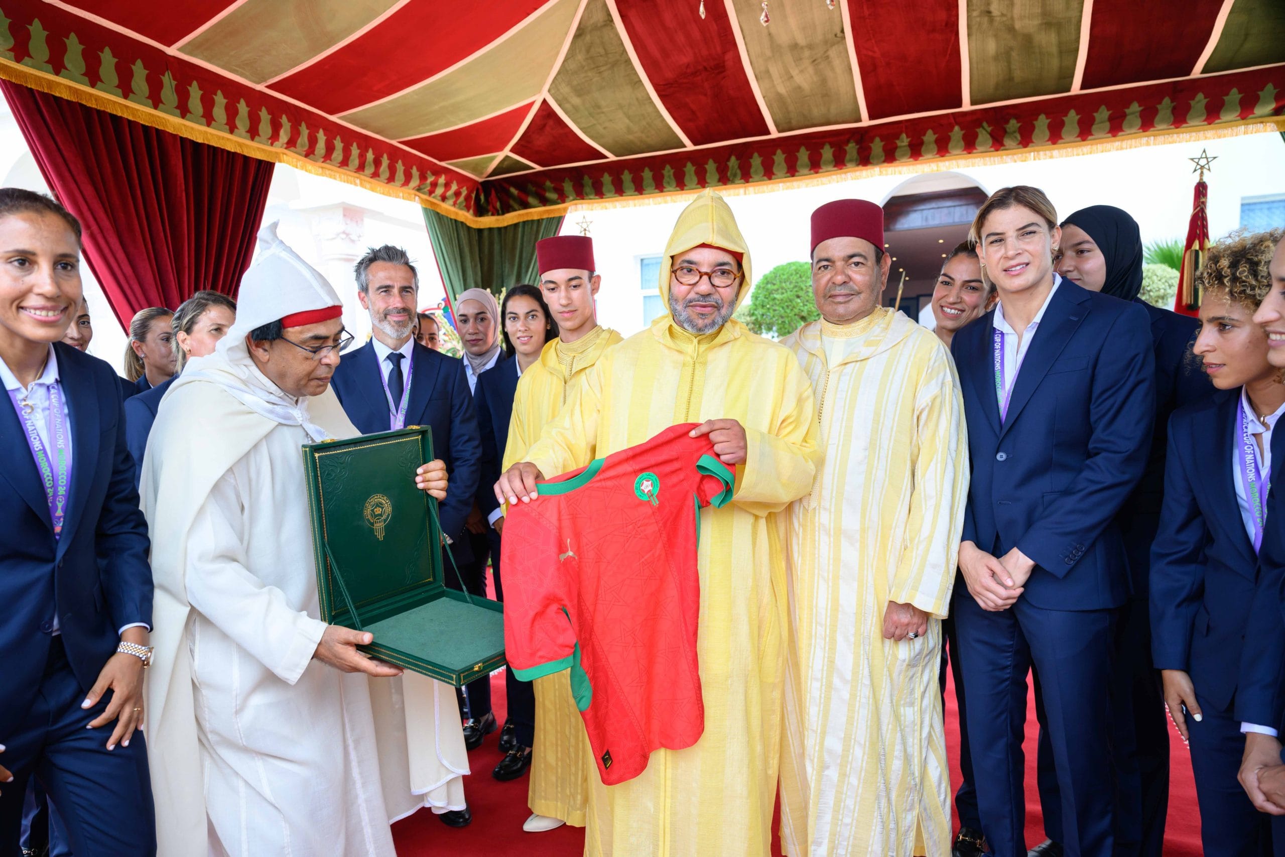 الملك يخص لبؤات الأطلس باستقبال بمناسبة عيد العرش الملك يخص لبؤات الأطلس باستقبال بمناسبة عيد العرش